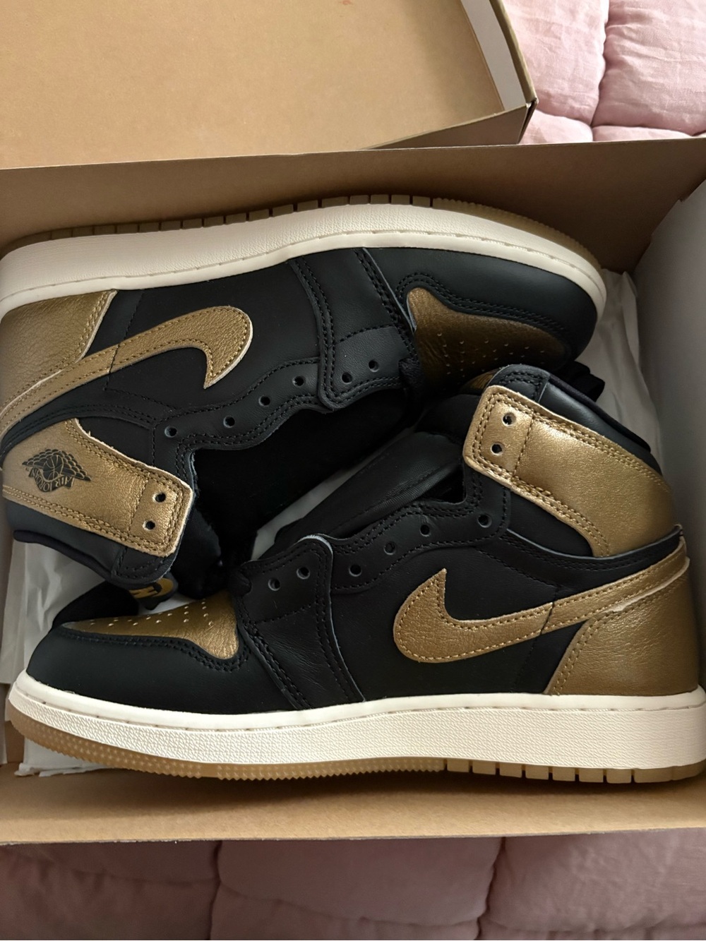 Air Jordan 1 Retro High OG “Metallic Gold”